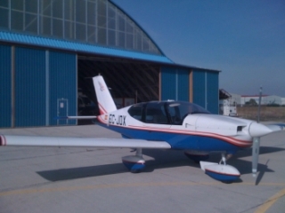 En la puerta dle hangar